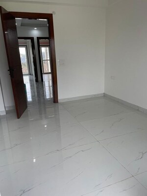 Room in 3 BHK Builder Floor at Sector 57 – for Rent