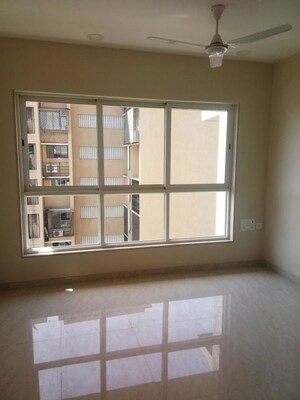 Room in 2 BHK Apartment at Lokhandwala Complex – for Rent