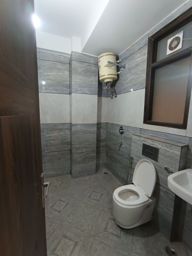 Bathroom, sector 57 3 Bedroom 1500 Sq.Ft. Builder Floor In Sector 57 Gurgaon 10359483