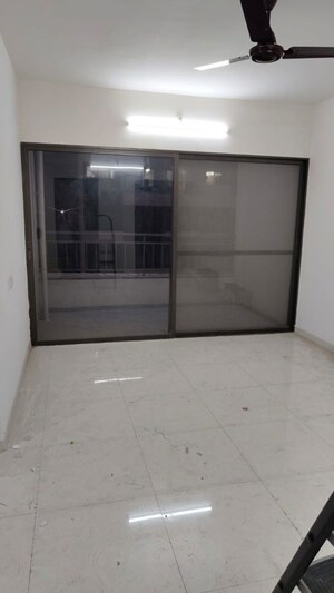 Room in 2 BHK Apartment at Mantra Montana Phase 1, Dhanori – for Rent