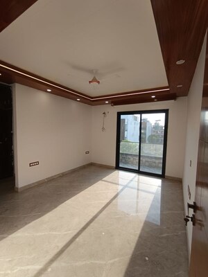 Room in 4 BHK Builder Floor at Sector 57 – for Rent