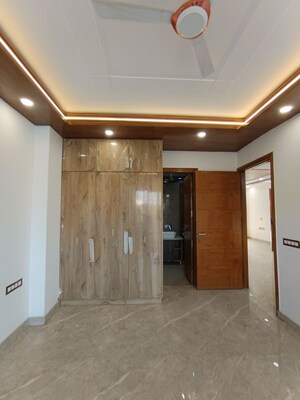 Building Lobby in 4 BHK Builder Floor at Sector 57 – for Rent