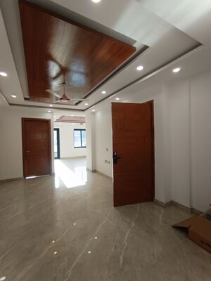 Room in 4 BHK Builder Floor at Sector 57 – for Rent