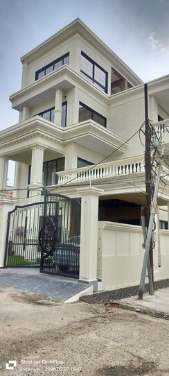 6+ BHK + Servant Room Villa For Sale in Butler Colony
