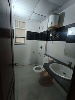 Team Area in 3 BHK Apartment at Emerald Green, Sector 52 – for Rent