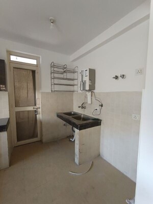 Team Area in 3 BHK Apartment at Emerald Green, Sector 52 – for Rent
