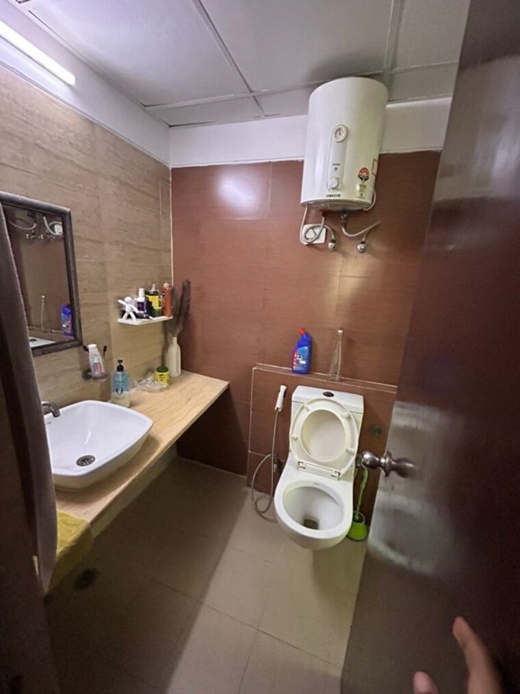 Bathroom, mahagun-moderne 2.5 Bedroom 1250 Sq.Ft. Apartment In Sector 78 Noida 10359630