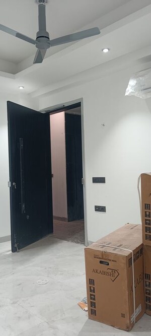 Room in 3 BHK Builder Floor at Ansal Florence Residency, Sector 57 – for Rent