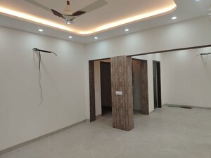 Room in 3.5 BHK Apartment at DLF Park Place, Sector 54 – for Rent