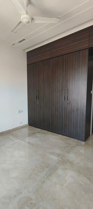 Room in 2 BHK Apartment at Kalpataru Radiance, Goregaon West – for Rent