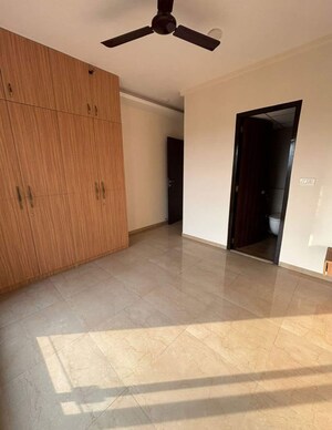 Room in 4 BHK Apartment at Borivali West – for Rent