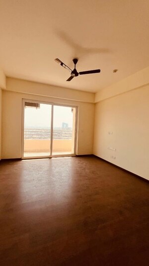 Room in 2.5 BHK Apartment at Wave Amore, Sector 32 – for Rent