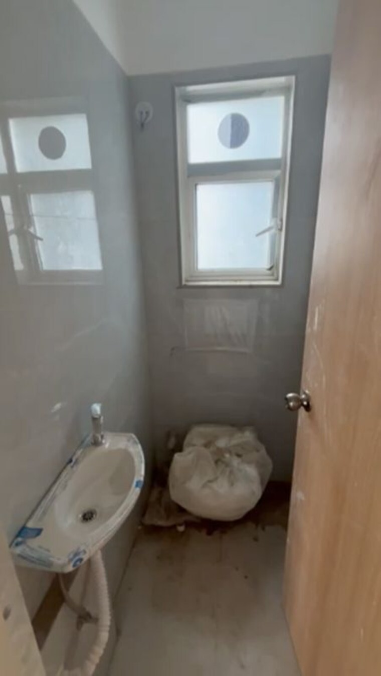 Washroom, concrete-sai-swayam 1 Bedroom 664 Sq.Ft. Apartment In Chembur Mumbai 10359861