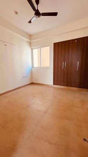 Room in 3.5 BHK Apartment at Wave Amore, Sector 32 – for Rent