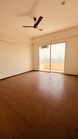 Room in 3.5 BHK Apartment at Wave Amore, Sector 32 – for Rent
