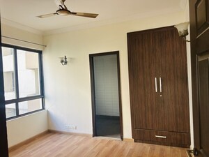 Room in 3.5 BHK Apartment at Unitech Fresco, Sector 50 – for Sale