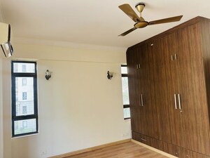 Room in 3.5 BHK Apartment at Unitech Fresco, Sector 50 – for Sale
