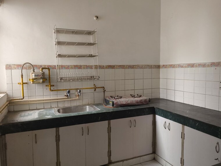 Kitchen, rwa-apartments-sector-40 3.5 Bedroom 250 Sq.Mt. Builder Floor In Sector 40 Noida 10359942