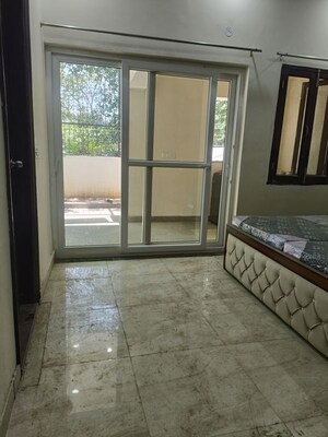 Room in 3 BHK Builder Floor at Sector 52 – for Rent