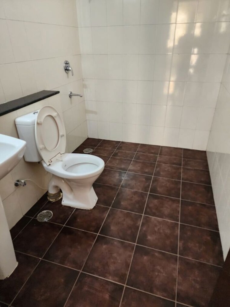 Bathroom, bhabat 4 Bedroom 1850 Sq.Ft. Apartment In Bhabat Zirakpur 10360030