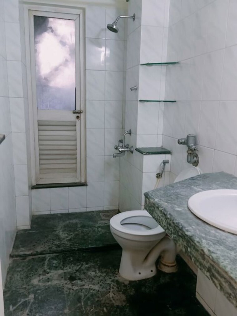 Bathroom, hiranandani-gardens-glen-gate 3 Bedroom 1350 Sq.Ft. Apartment In Powai Mumbai 10360049