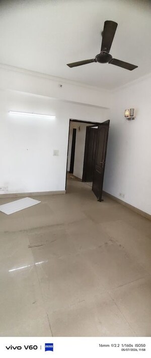 Room in 3 BHK Apartment at Amrapali Eden Park, Sector 50 – for Rent