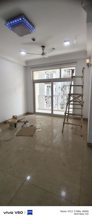 Room in 3 BHK Apartment at Amrapali Eden Park, Sector 50 – for Rent