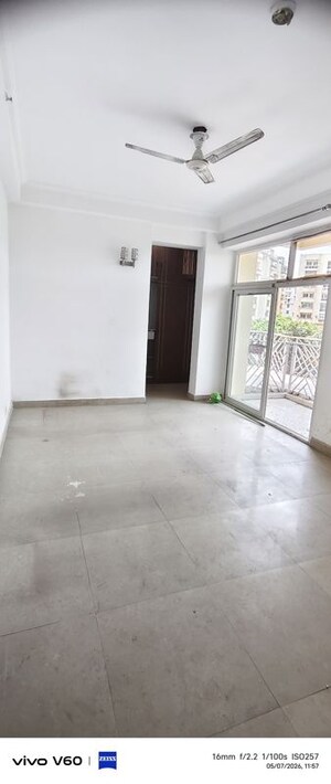 Room in 3 BHK Apartment at Amrapali Eden Park, Sector 50 – for Rent