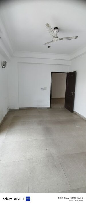 Room in 3 BHK Apartment at Amrapali Eden Park, Sector 50 – for Rent