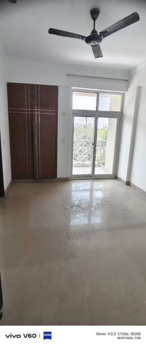 Room in 3 BHK Apartment at Amrapali Eden Park, Sector 50 – for Rent