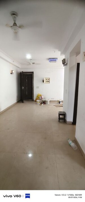 Room in 3 BHK Apartment at Amrapali Eden Park, Sector 50 – for Rent