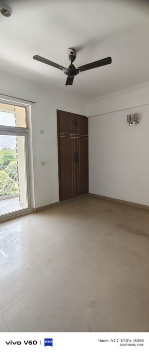 Room in 3 BHK Apartment at Amrapali Eden Park, Sector 50 – for Rent