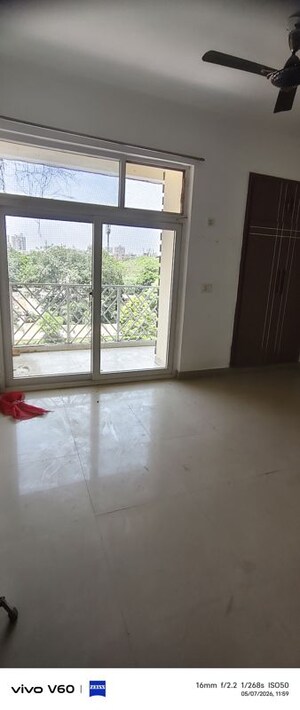 Room in 3 BHK Apartment at Amrapali Eden Park, Sector 50 – for Rent