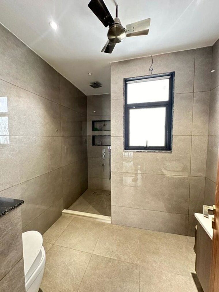 Bathroom, dlf-alameda 3 Bedroom 250 Sq.Yd. Builder Floor In Sector 73 Gurgaon 10360272
