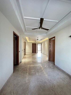 Room in 3 BHK Builder Floor at DLF Alameda, Sector 73 – for Sale