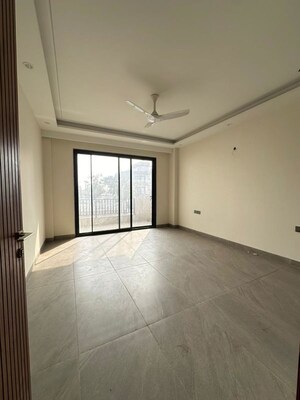 Room in 3 BHK Builder Floor at DLF Alameda, Sector 73 – for Sale