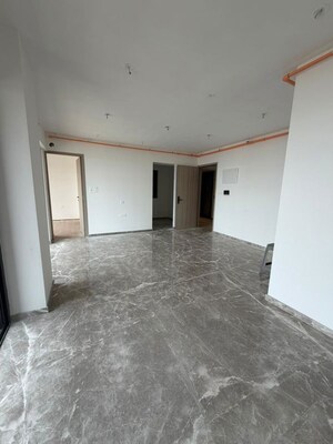 Room in 2.5 BHK Apartment at Prescon Midtown Bay, Mahim West – for Sale