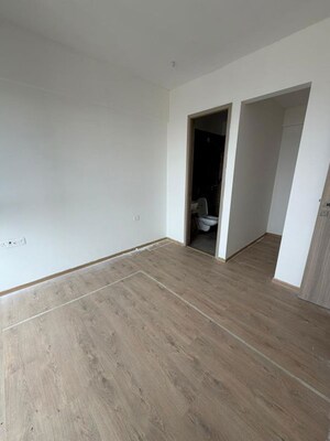 Room in 2.5 BHK Apartment at Prescon Midtown Bay, Mahim West – for Sale