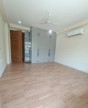 Room in 3.5 BHK Builder Floor at Orchid Gardens, Sector 54 – for Rent