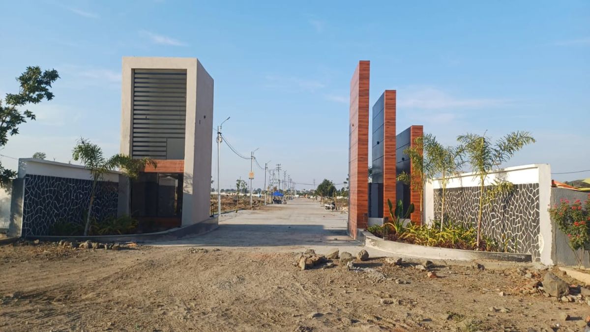 Plot For Sale in Mari Mata Square