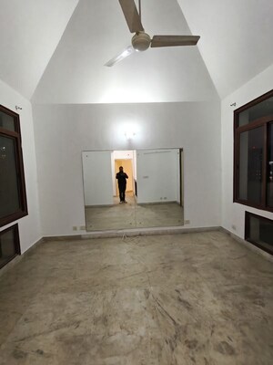 Room in 3 BHK Apartment at Orchid Gardens, Sector 54 – for Rent