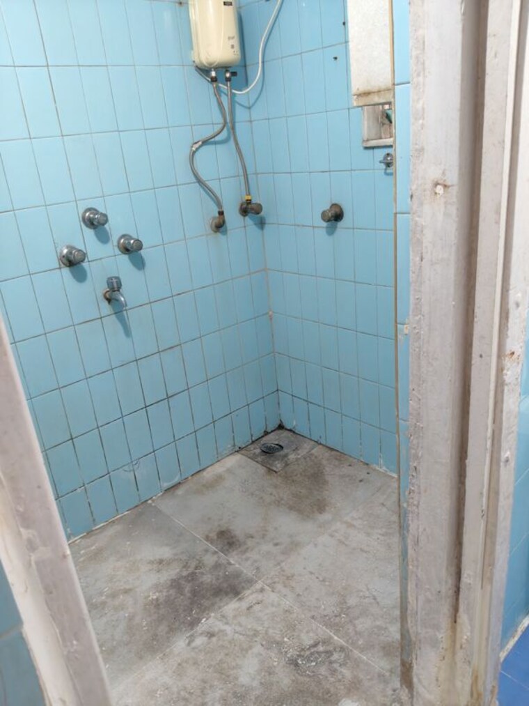 Bathroom, model-town 1 Bedroom 500 Sq.Ft. Apartment In Andheri West Mumbai 10360137