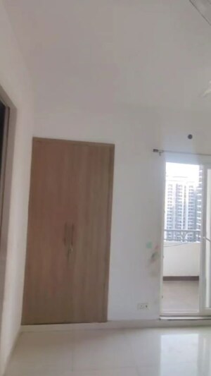 Room in 3 BHK Apartment at Arihant Abode, Sector 10 Greater Noida – for Sale