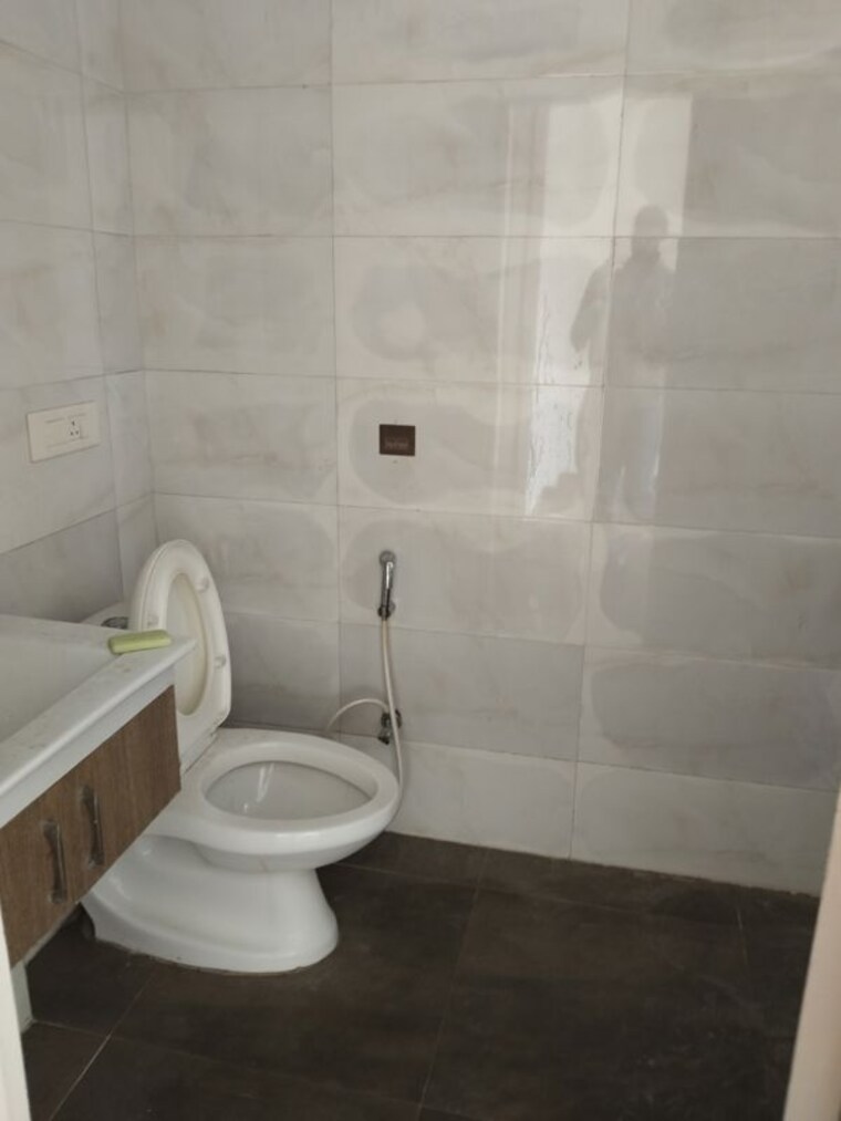 Bathroom, tulip-violet 3 Bedroom 1578 Sq.Ft. Apartment In Sector 69 Gurgaon 10360488