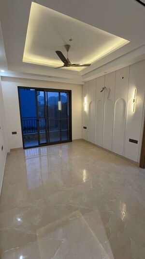 Room in 3.5 BHK Apartment at Conscient Heritage Max, Sector 102 – for Rent