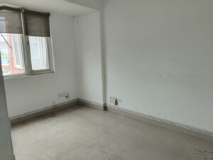 Room in 4 BHK Apartment at Sarita Vihar – for Rent