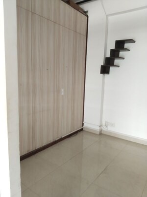 Room in 4 BHK Apartment at Sarita Vihar – for Rent