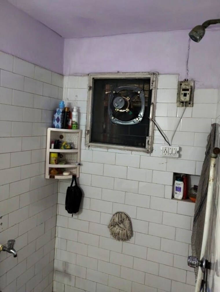 Bathroom, mayur vihar 3.5 Bedroom 1250 Sq.Ft. Apartment In Mayur Vihar Delhi 10360678