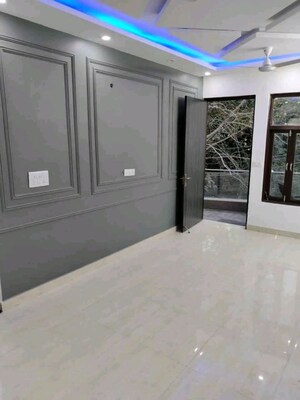 Room in 3 BHK Apartment at Chattarpur – for Rent
