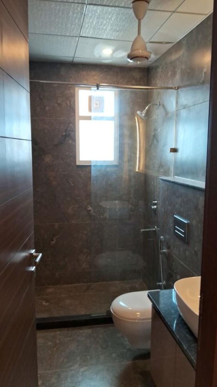 Bathroom, vipul-world-floors 3 Bedroom 1800 Sq.Ft. Builder Floor In Sector 48 Gurgaon 10360698